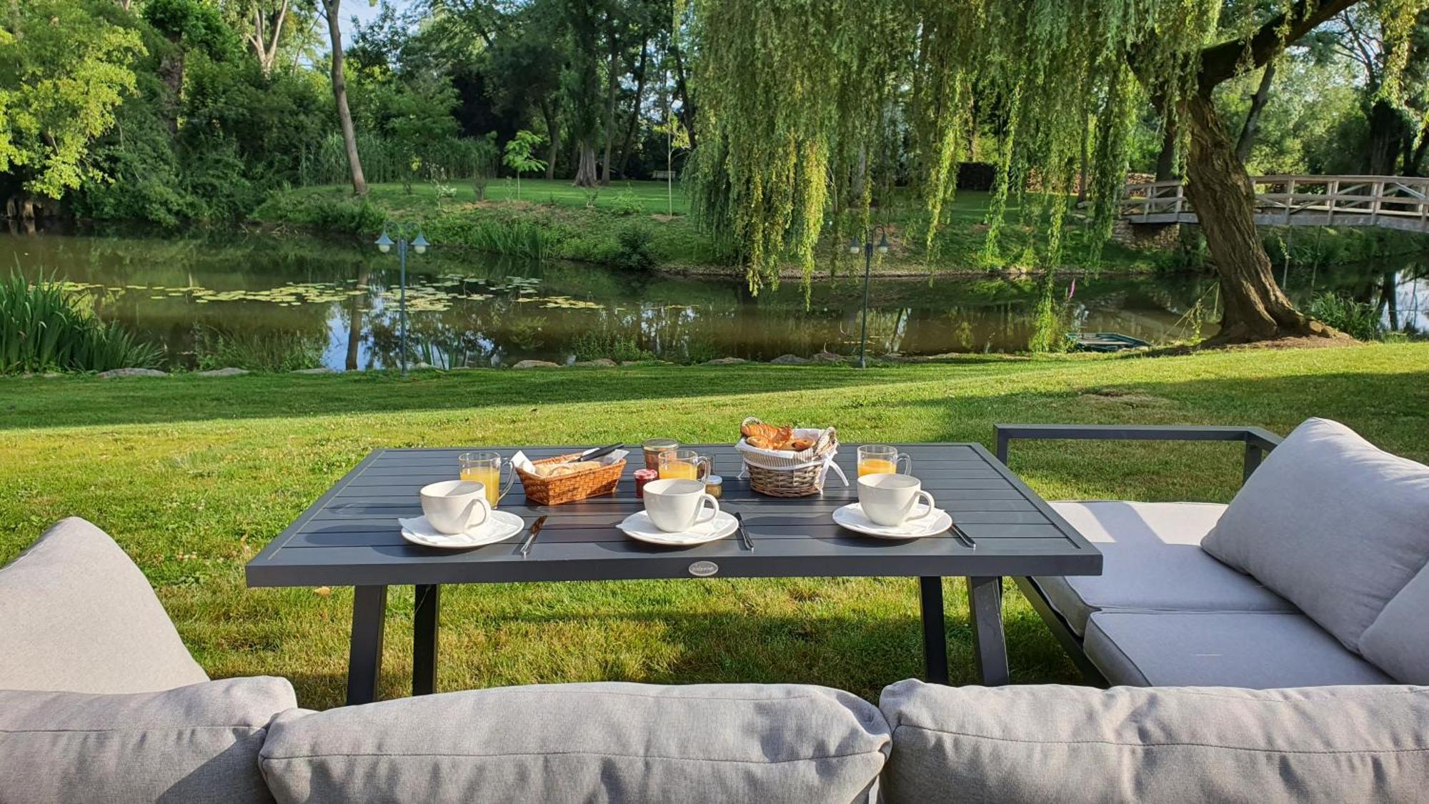 Au Fil De L'Eau Bed and Breakfast La Chapelle-Saint-Aubin Exteriör bild